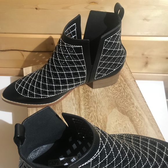 Cape Robbin Ankle Boots - Picture 3 of 7